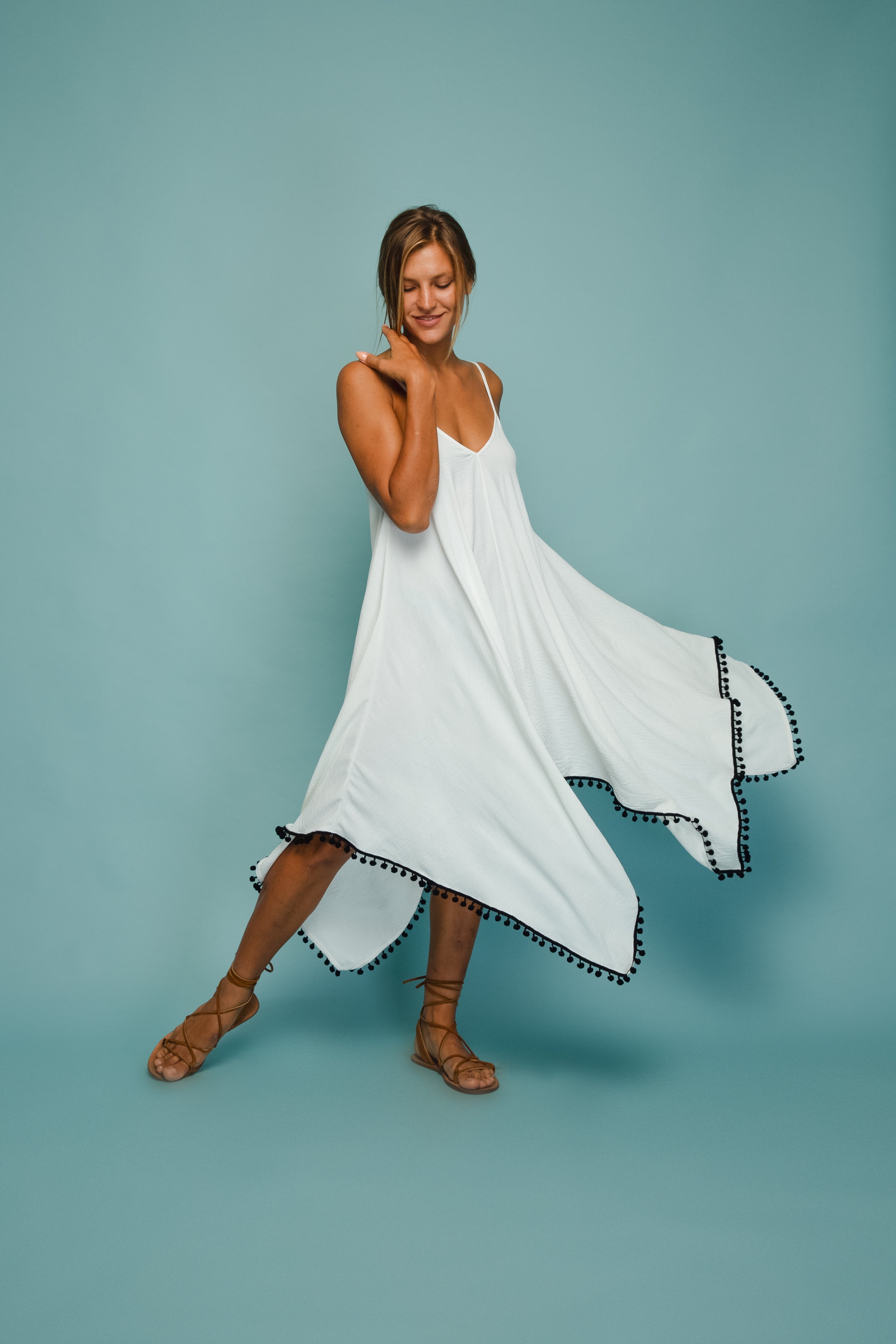 VESTIDO CON POMPONES